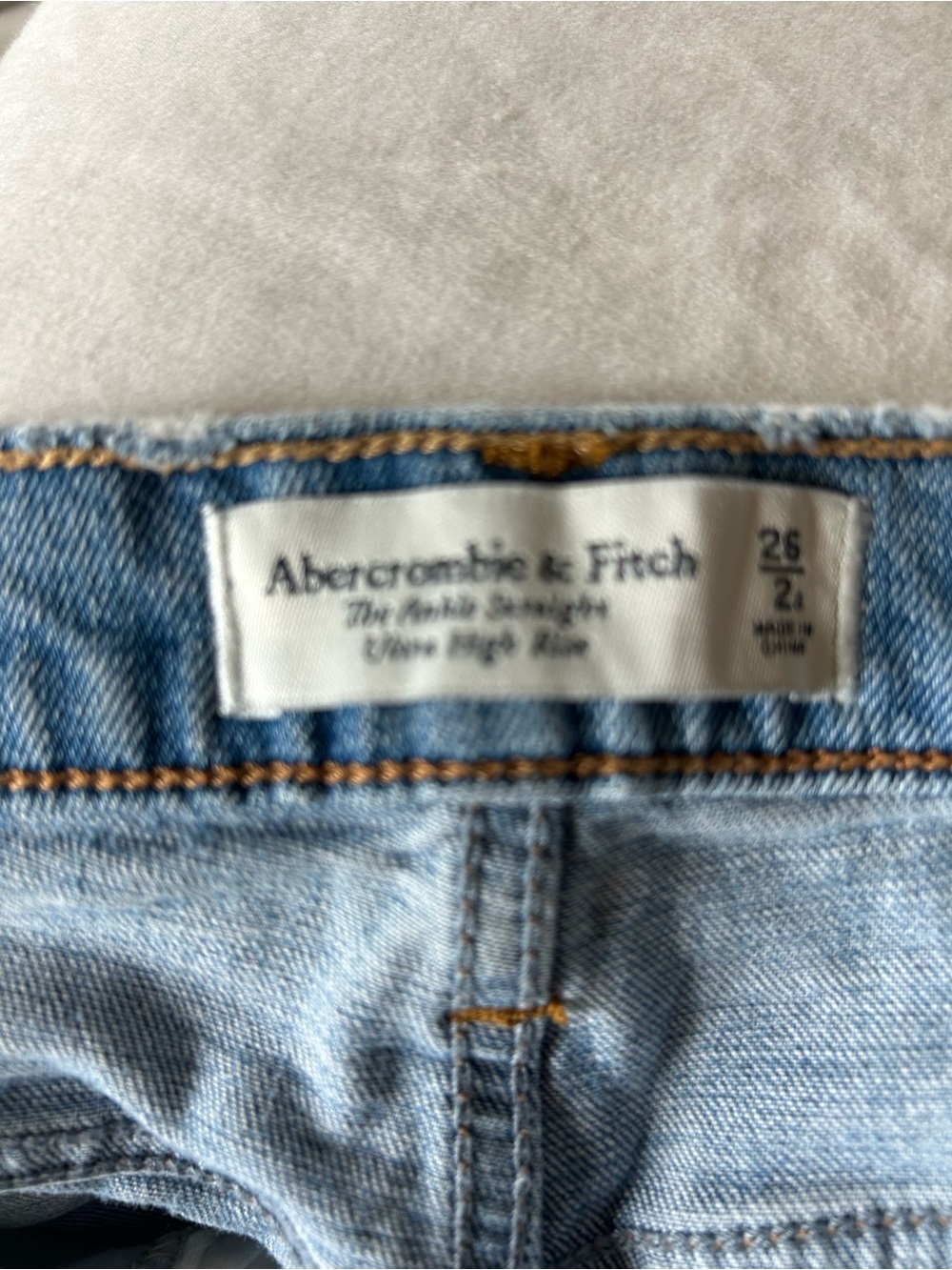 Abercrombie & Fitch Men's Relaxed Light Blue Denim Jeans - Picture 5 of 5